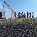 जौनपुर-बदलापुर हाईवे पर कोयले से लदा ट्रक पलटा, मची अफरा-तफरी