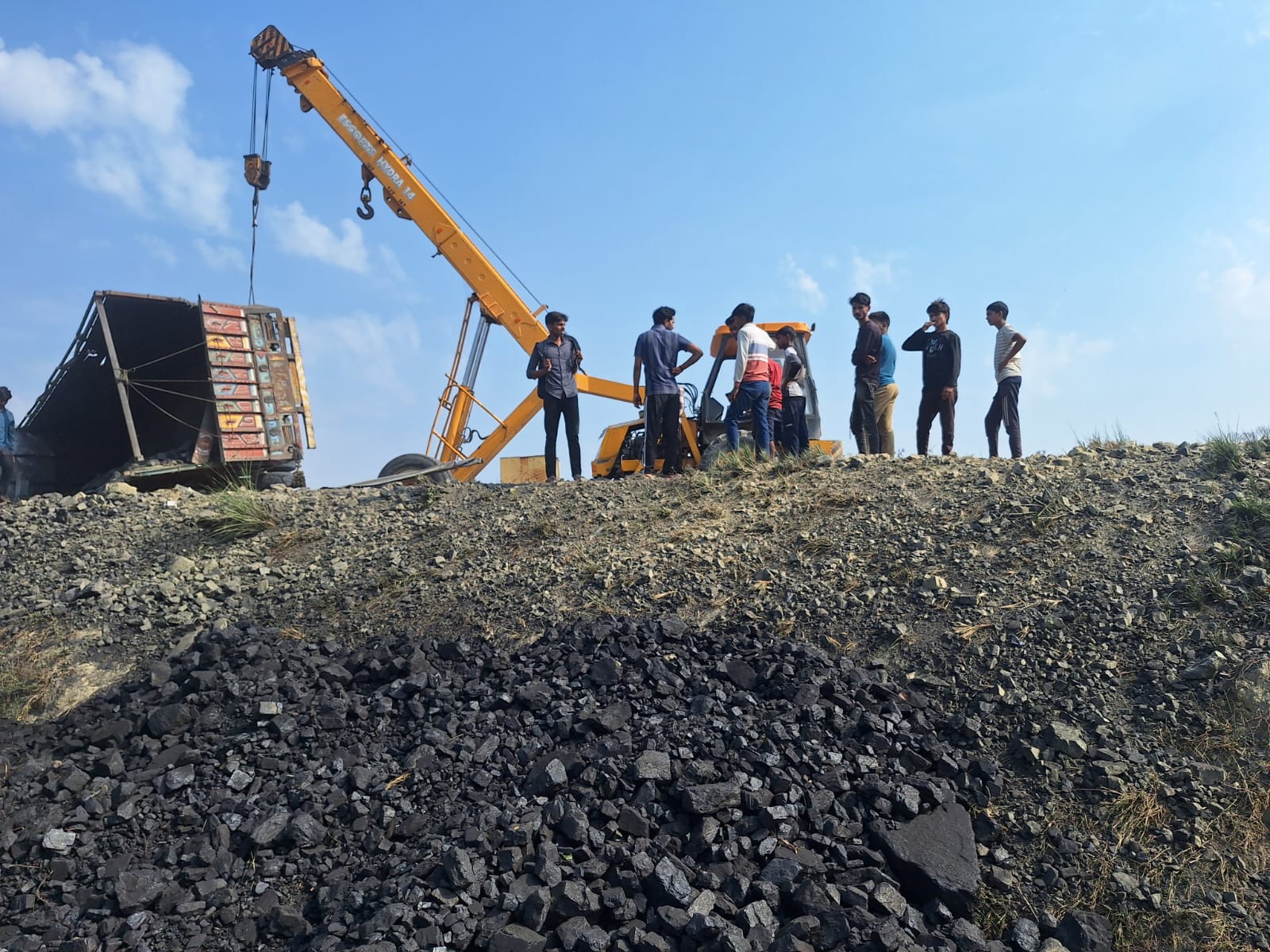 जौनपुर-बदलापुर हाईवे पर कोयले से लदा ट्रक पलटा, मची अफरा-तफरी