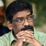 धनबाद में सड़क पर चिपकाया गया CM का पोस्टर, गाड़ियों से रौंदे जाने पर JMM ने दर्ज कराई शिकायत