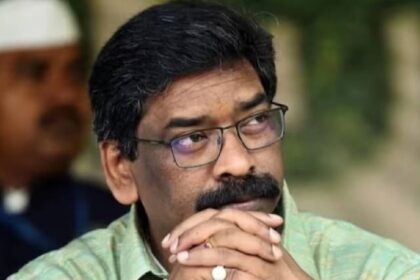 धनबाद में सड़क पर चिपकाया गया CM का पोस्टर, गाड़ियों से रौंदे जाने पर JMM ने दर्ज कराई शिकायत