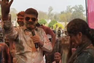 जौनपुर के डीएम का वीडियो वायरल: मंच पर गीत गाकर योगी सरकार की उपलब्धियां गिनाते नजर आए जिलाधिकारी, निष्पक्षता पर उठे तीखे सवाल