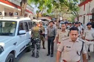 रामनवमी को लेकर धनबाद में पुलिस का फ्लैग मार्च, सिटी एसपी ऋत्विक श्रीवास्तव ने संभाली कमान