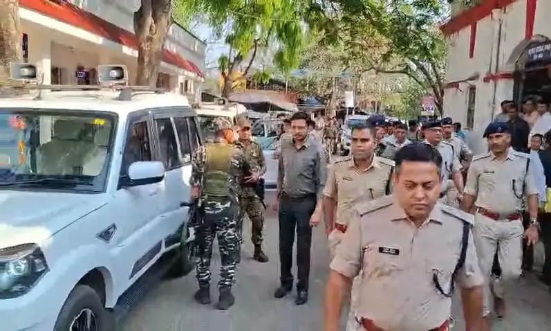 रामनवमी को लेकर धनबाद में पुलिस का फ्लैग मार्च, सिटी एसपी ऋत्विक श्रीवास्तव ने संभाली कमान