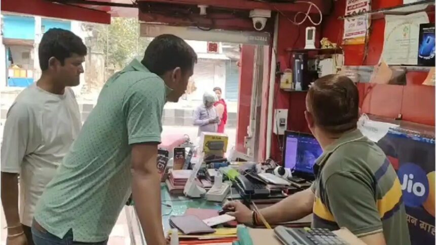 बरटांड़ में डबल वारदात: मोबाइल व दवा दुकान में सेंधमारी, CCTV काटकर लाखों की चोरी