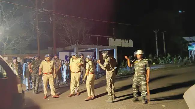 बलियापुर में अखाड़ा जुलूस के दौरान तनाव, पत्थरबाजी के बाद पुलिस का एक्शन