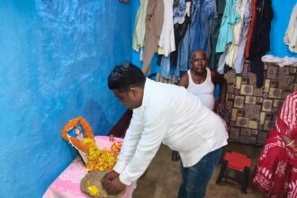 स्व. राजेंद्र चौहान को श्रद्धांजलि अर्पित करने पहुंचे समाजसेवी वशिष्ठ चौहान, शोकाकुल परिवार को दी सांत्वना