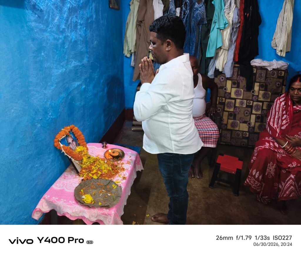 स्व. राजेंद्र चौहान को श्रद्धांजलि अर्पित करने पहुंचे समाजसेवी वशिष्ठ चौहान, शोकाकुल परिवार को दी सांत्वना