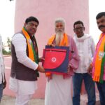 गुरु पूर्णिमा पर डॉ. वेद प्रकाश ने 7 मंदिरों में टेका माथा, महंतों का किया अभिनंदन; रोपे पौधे