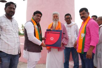 गुरु पूर्णिमा पर डॉ. वेद प्रकाश ने 7 मंदिरों में टेका माथा, महंतों का किया अभिनंदन; रोपे पौधे