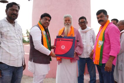 गुरु पूर्णिमा पर डॉ. वेद प्रकाश ने 7 मंदिरों में टेका माथा, महंतों का किया अभिनंदन; रोपे पौधे