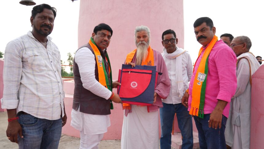 गुरु पूर्णिमा पर डॉ. वेद प्रकाश ने 7 मंदिरों में टेका माथा, महंतों का किया अभिनंदन; रोपे पौधे