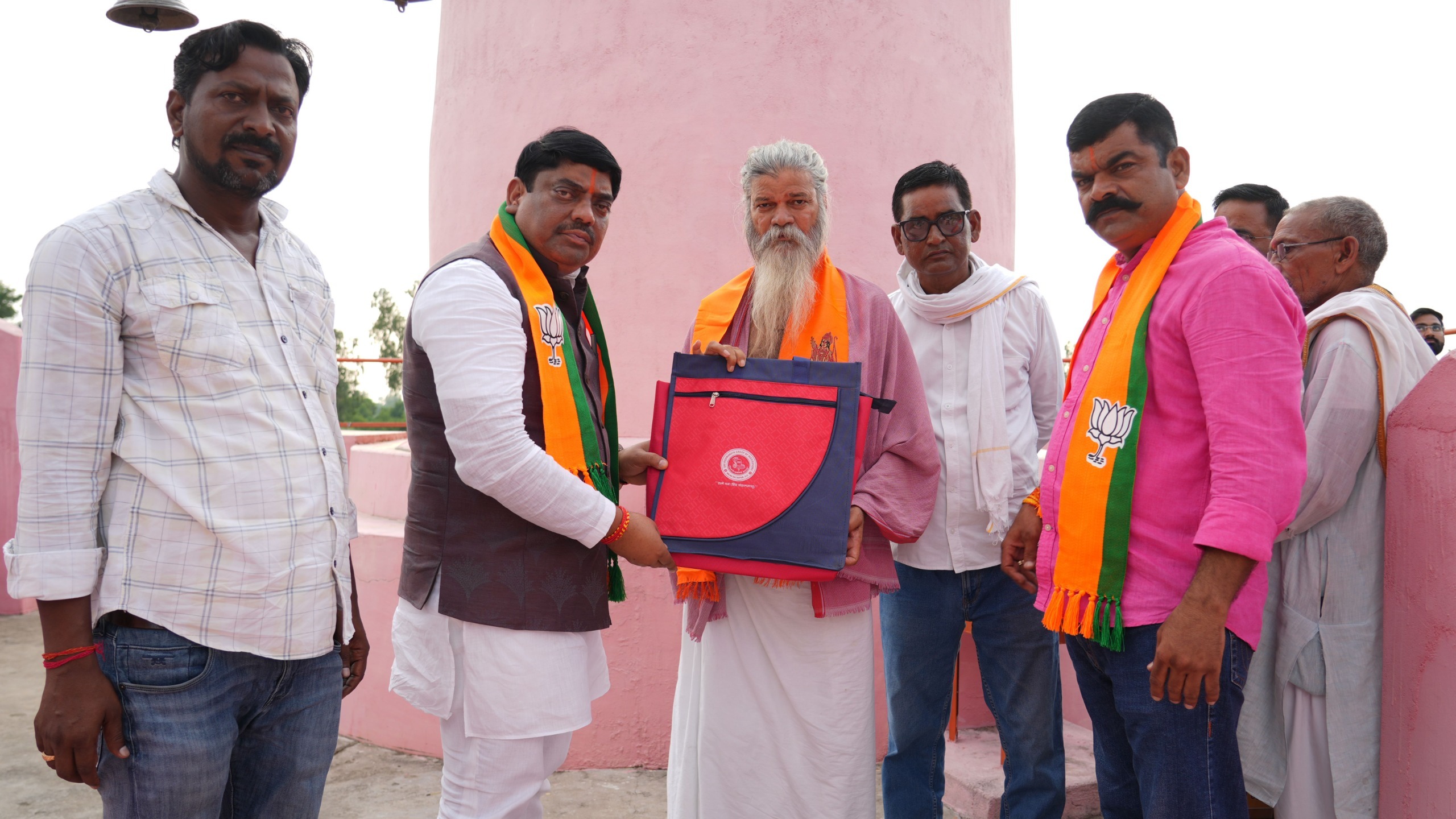 गुरु पूर्णिमा पर डॉ. वेद प्रकाश ने 7 मंदिरों में टेका माथा, महंतों का किया अभिनंदन; रोपे पौधे