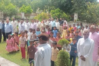 नारायण ज्ञान धाम में पूर्व पुलिस महानिरीक्षक बीपी त्रिपाठी ने किया ध्वजारोहण