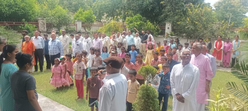 नारायण ज्ञान धाम में पूर्व पुलिस महानिरीक्षक बीपी त्रिपाठी ने किया ध्वजारोहण