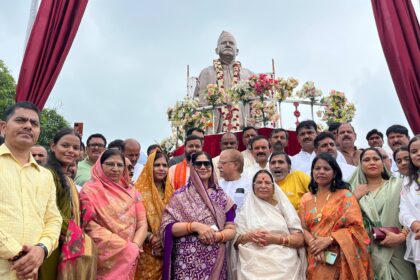 राहुल नॉलेज सिटी, महुअर कला में स्व.रामअधार तिवारी की मूर्ति का अनावरण