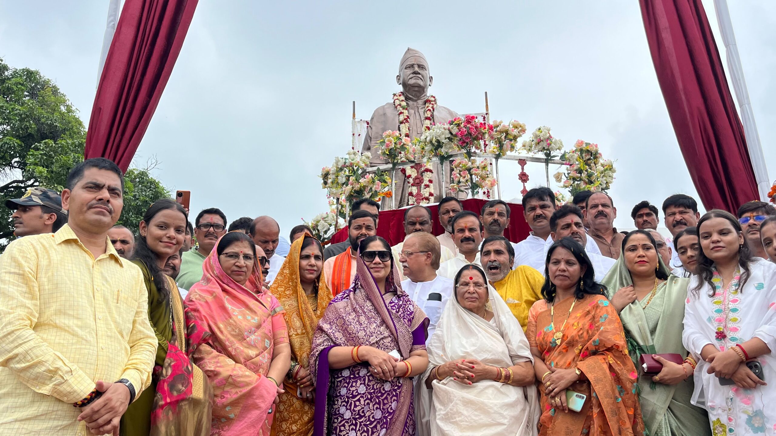राहुल नॉलेज सिटी, महुअर कला में स्व.रामअधार तिवारी की मूर्ति का अनावरण