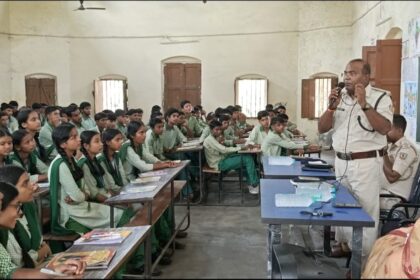कतरास पुलिस का साइबर सुरक्षा अभियान: विद्यार्थियों को डिजिटल ठगी से बचाव के बताए तरीके