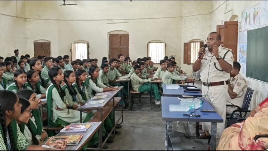 कतरास पुलिस का साइबर सुरक्षा अभियान: विद्यार्थियों को डिजिटल ठगी से बचाव के बताए तरीके