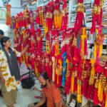 रक्षाबंधन से पहले रंग-बिरंगी राखियों से सजा मुंगरा बादशाहपुर का बाजार