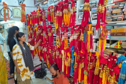 रक्षाबंधन से पहले रंग-बिरंगी राखियों से सजा मुंगरा बादशाहपुर का बाजार