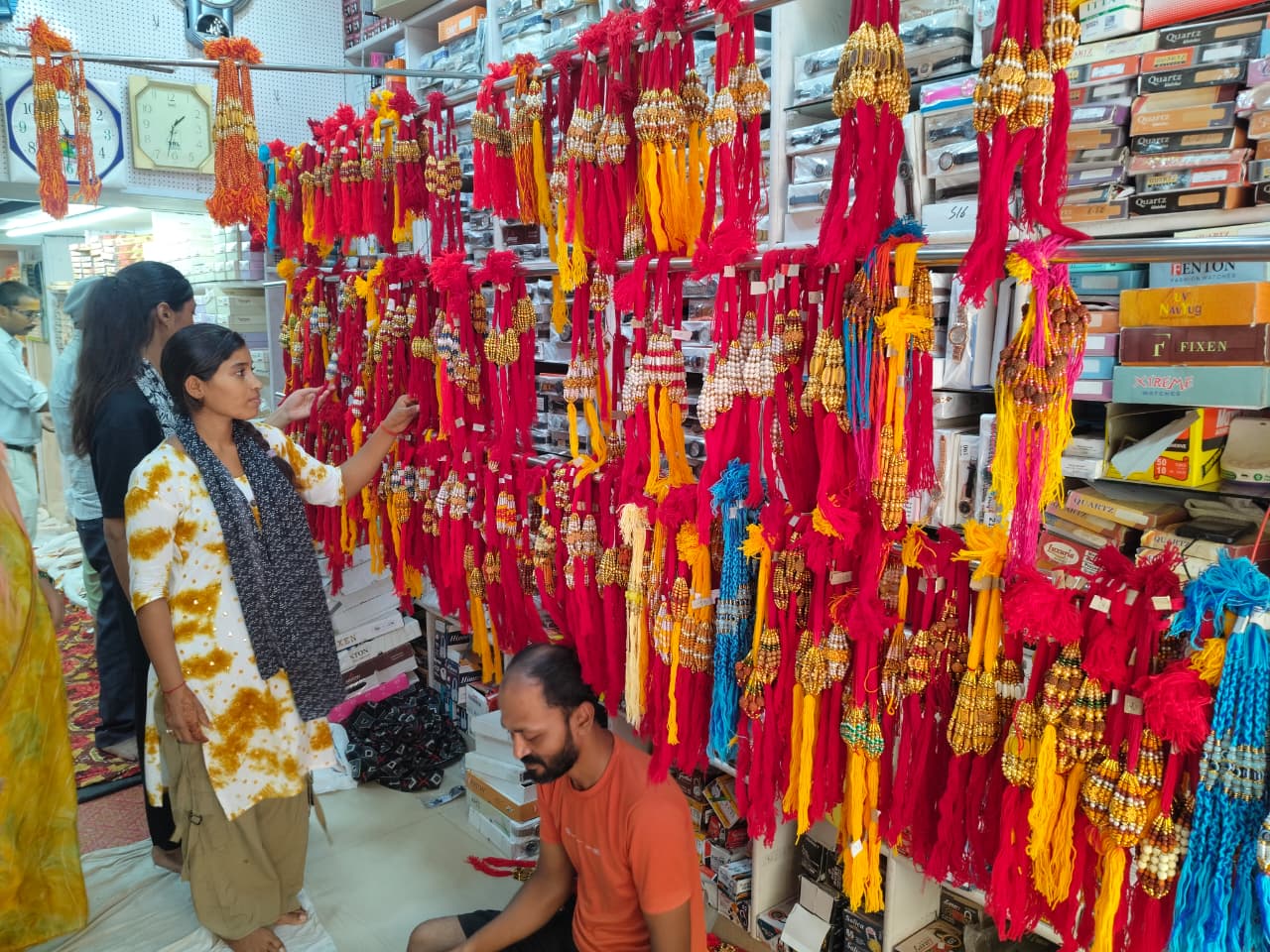 रक्षाबंधन से पहले रंग-बिरंगी राखियों से सजा मुंगरा बादशाहपुर का बाजार