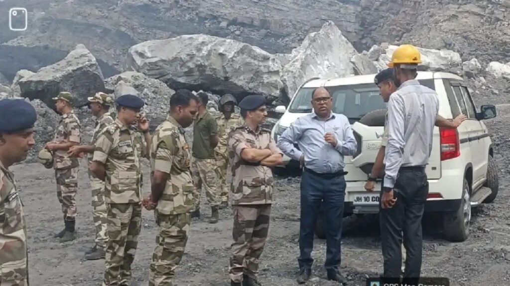 जमुनिया हाई वाल पैच पहुंचे CISF डीआईजी, अवैध कोयला निकासी के रास्तों की ली जानकारी