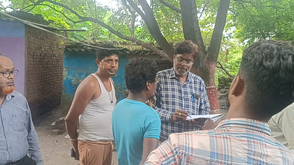 भोर की खामोशी चीखों में बदली: सिजुआ में धंसी धरती, मलबे में दबकर 10 वर्षीय विक्रम की मौत; 25 परिवारों पर टूटा बेघर होने का संकट