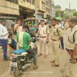 कतरास बाजार में पुलिस का सघन वाहन जांच अभियान, नाबालिगों की बाइक जब्त
