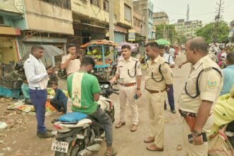 कतरास बाजार में पुलिस का सघन वाहन जांच अभियान, नाबालिगों की बाइक जब्त