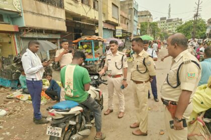 कतरास बाजार में पुलिस का सघन वाहन जांच अभियान, नाबालिगों की बाइक जब्त
