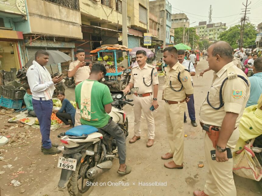 कतरास बाजार में पुलिस का सघन वाहन जांच अभियान, नाबालिगों की बाइक जब्त