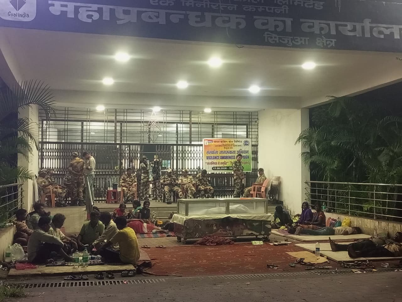 63 घंटे बाद भी न्याय का इंतजार: विक्रम के परिवार के समर्थन में उठी आवाज, प्रशासन से मुआवजा-नौकरी और पुनर्वास की मांग