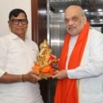 मुंबई की यात्रा पर आए अमित शाह का कृपाशंकर ने बप्पा की मूर्ति देकर किया सम्मान 