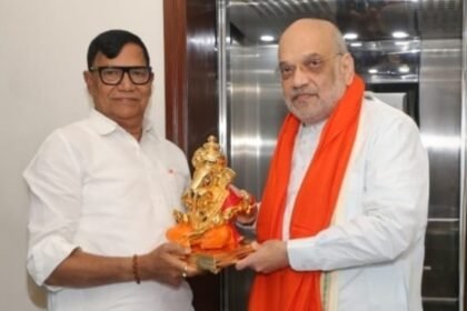 मुंबई की यात्रा पर आए अमित शाह का कृपाशंकर ने बप्पा की मूर्ति देकर किया सम्मान 