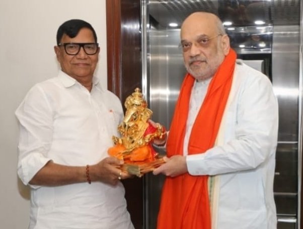 मुंबई की यात्रा पर आए अमित शाह का कृपाशंकर ने बप्पा की मूर्ति देकर किया सम्मान 