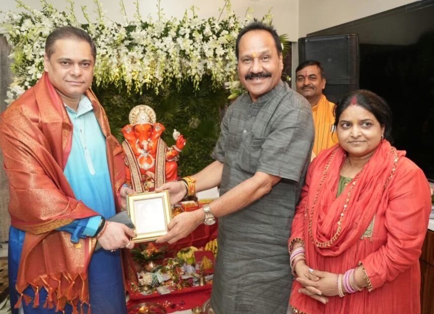 आरडी सिंह के यहां स्थापित गणपति बप्पा का दर्शन करने पहुंचे मुंबई भाजपा अध्यक्ष अमित साटम