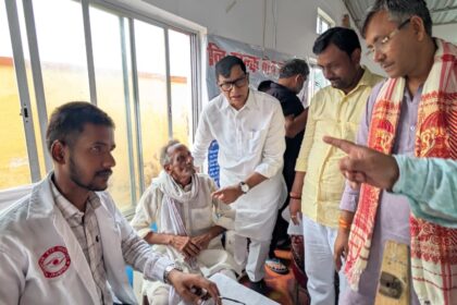 जौनपुर में परिश्रम संस्था के निःशुल्क नेत्र चिकित्सा शिविर में आंखों की जांच कराते जरूरतमंद लोग