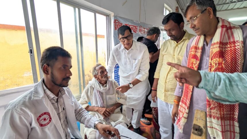 जौनपुर में परिश्रम संस्था के निःशुल्क नेत्र चिकित्सा शिविर में आंखों की जांच कराते जरूरतमंद लोग