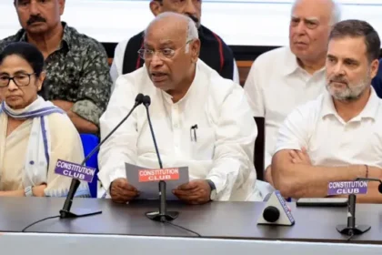 INDIA ब्लॉक की दिल्ली में अहम बैठक खत्म, SIR और चुनाव आयोग को लेकर विपक्ष ने बनाई साझा रणनीति