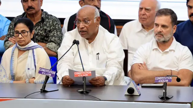 INDIA ब्लॉक की दिल्ली में अहम बैठक खत्म, SIR और चुनाव आयोग को लेकर विपक्ष ने बनाई साझा रणनीति