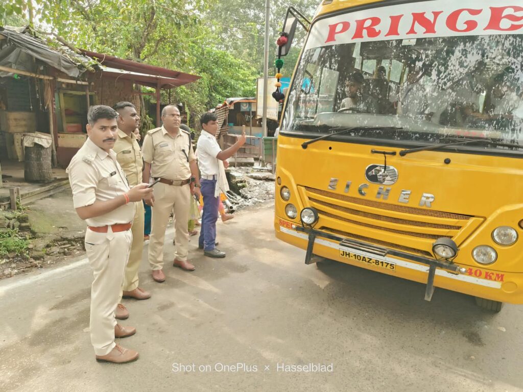 कतरास बाजार में पुलिस का सघन वाहन जांच अभियान, नाबालिगों की बाइक जब्त