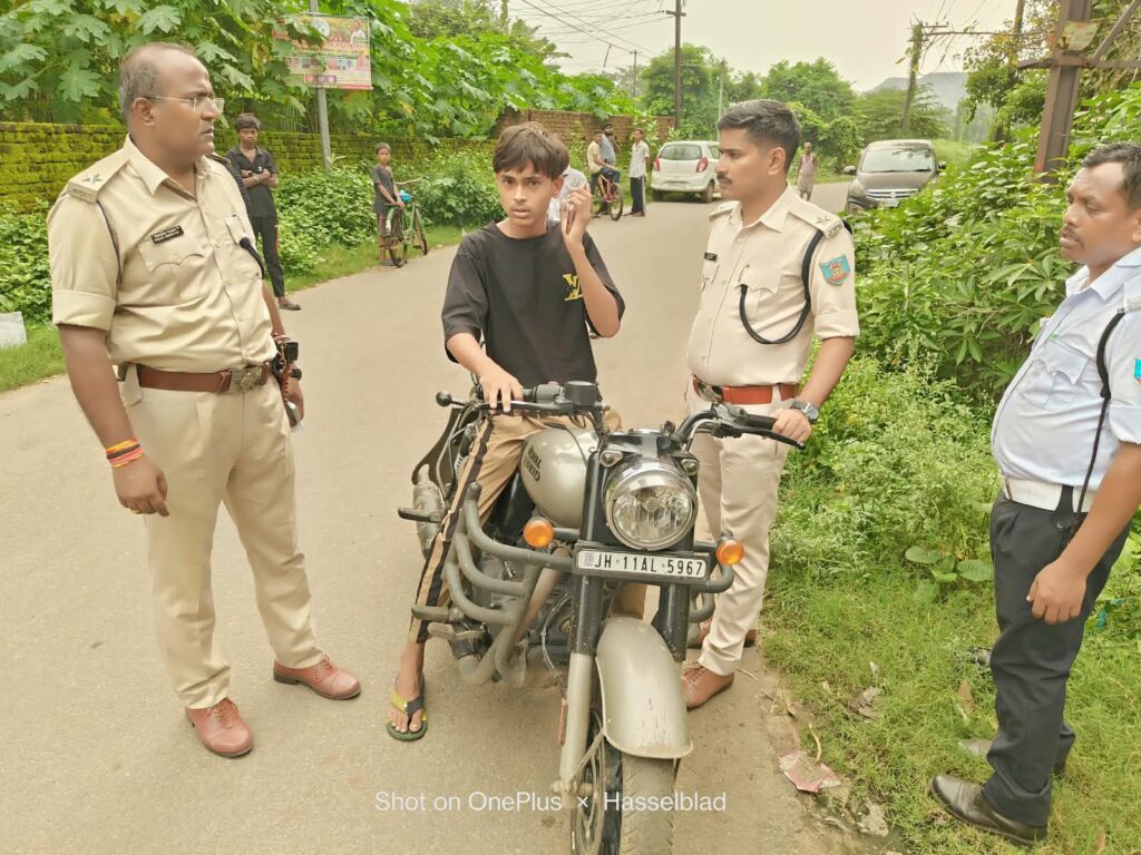 कतरास बाजार में पुलिस का सघन वाहन जांच अभियान, नाबालिगों की बाइक जब्त