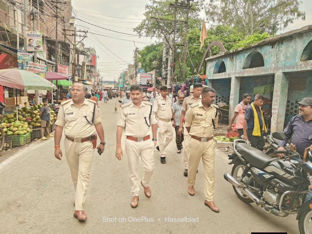 कतरास बाजार में पुलिस का सघन वाहन जांच अभियान, नाबालिगों की बाइक जब्त