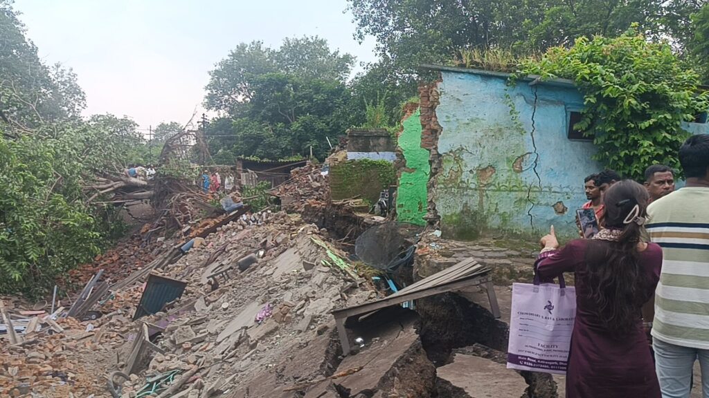 भोर की खामोशी चीखों में बदली: सिजुआ में धंसी धरती, मलबे में दबकर 10 वर्षीय विक्रम की मौत; 25 परिवारों पर टूटा बेघर होने का संकट