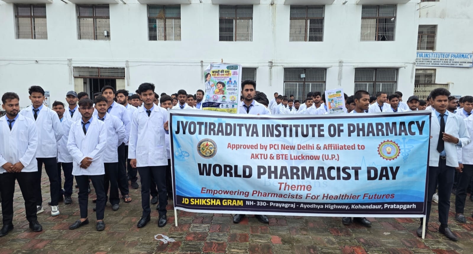 ज्योतिरादित्य इंस्टिट्यूट ऑफ फार्मेसी कोहंडौर प्रतापगढ़ में फार्माकोविजिलेंस जागरूकता रैली