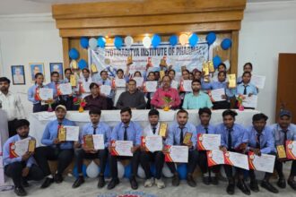 ज्योतिरादित्य इंस्टिट्यूट ऑफ फार्मेसी प्रतापगढ़ में विश्व फार्मासिस्ट दिवस मनाते छात्र और शिक्षक