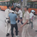 कनॉट प्लेस में जंतर मंतर की ओर मार्च करने वाले प्रदर्शनकारियों की हिरासत से जुड़ी खबर