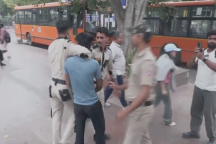 कनॉट प्लेस में जंतर मंतर की ओर मार्च करने वाले प्रदर्शनकारियों की हिरासत से जुड़ी खबर