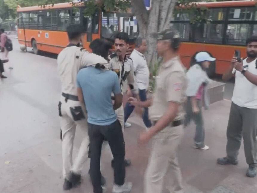 कनॉट प्लेस में जंतर मंतर की ओर मार्च करने वाले प्रदर्शनकारियों की हिरासत से जुड़ी खबर