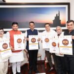 मुख्यमंत्री देवेंद्र फडणवीस समेत पांच लोग मुंबई पुस्तक महोत्सव 2026 के पोस्टर प्रदर्शित करते हुए।